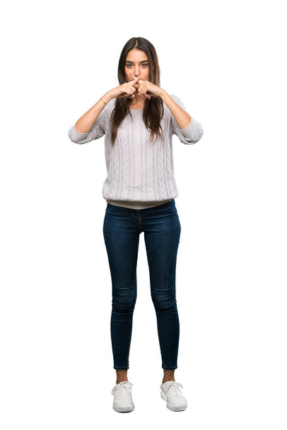 eine Ganzkörperaufnahme einer jungen hispanischen brünetten Frau, die eine Geste des Schweigens vor isoliertem weißen Hintergrund zeigt - Foto, Bild