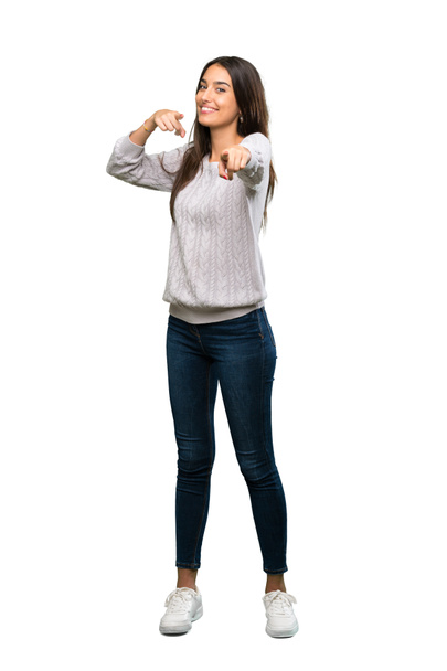 Un colpo completo di una giovane donna bruna ispanica ti punta il dito mentre sorride su uno sfondo bianco isolato
 - Foto, immagini