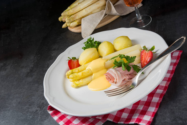 asparagus with light ham and bechamel sauce - Foto, imagen