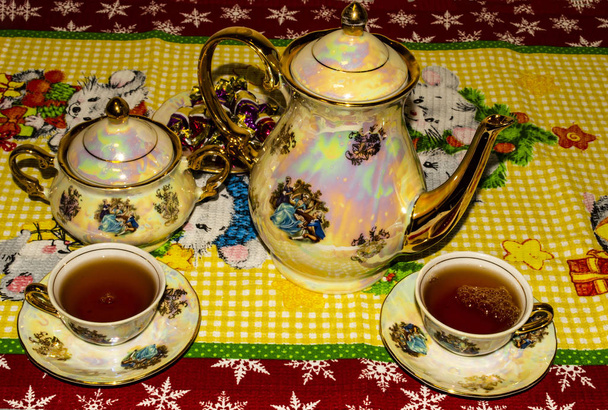 Τσάι για δύο παρασκευάζεται σε ένα παλιό κεραμικό βραστήρα νερού - Φωτογραφία, εικόνα