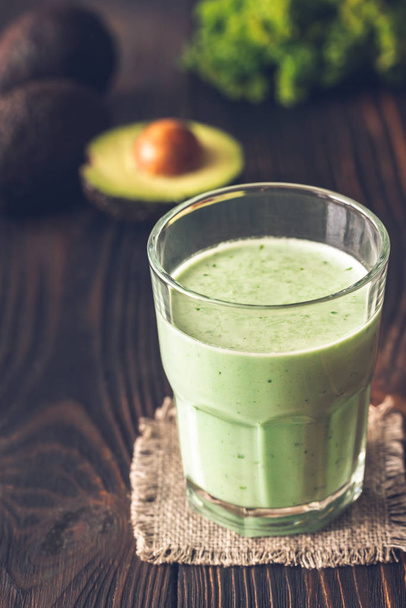 Glass of avocado and coconut milk smoothie - Foto, afbeelding