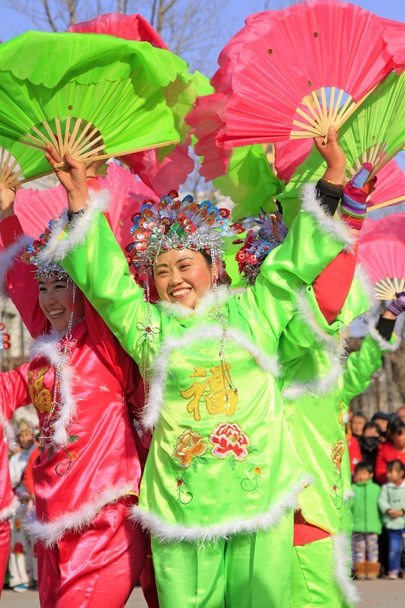 οι άνθρωποι φορούν πολύχρωμα ρούχα, yangko παραστάσεις χορού στα s - Φωτογραφία, εικόνα