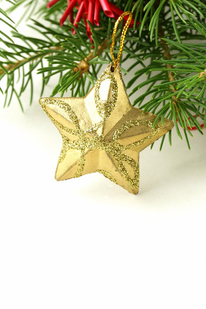 Karácsonyi zöld fenyő fa ágai a gyönyörű dekorációk - Fotó, kép