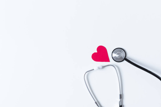 Stéthoscope du docteur avec coeur rouge. Concept médical des soins de santé
. - Photo, image