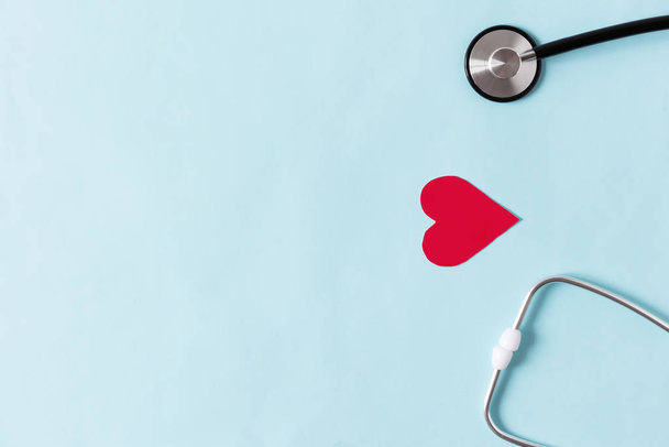 Stethoskop mit rotem Herz. Gesundheitsmedizinisches Konzept. - Foto, Bild