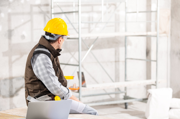 Строитель или строитель с помощью мобильного телефона на стройке
 - Фото, изображение