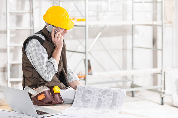 Building contractor talking on a mobile phone - Photo, Image