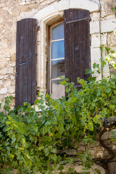 régi bérház borostyánnal benőtt Sault, Vaucluse megye Provence régió, Franciaország - Fotó, kép