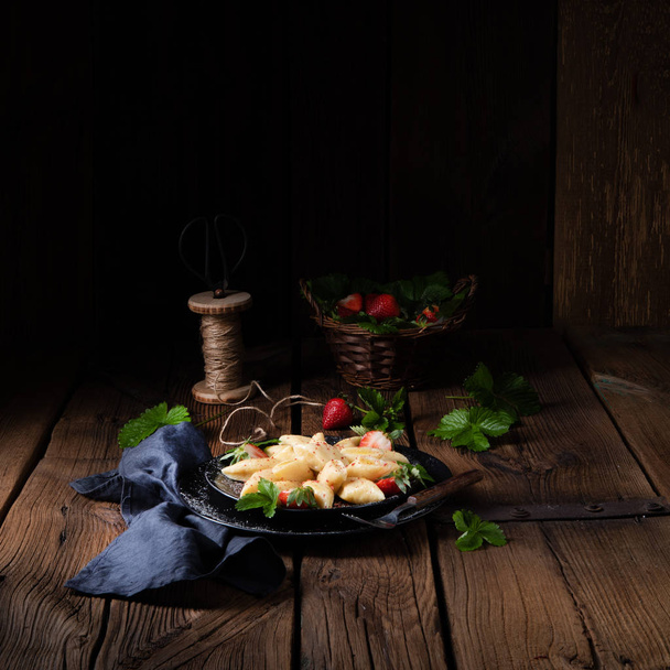 Kopytka - polish potato dumpling with strawberries - Foto, immagini