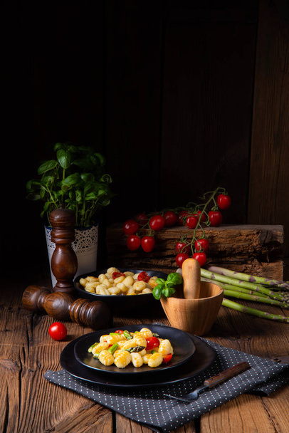 crispy gnocchi with roasted asparagus and tomatoes - Valokuva, kuva