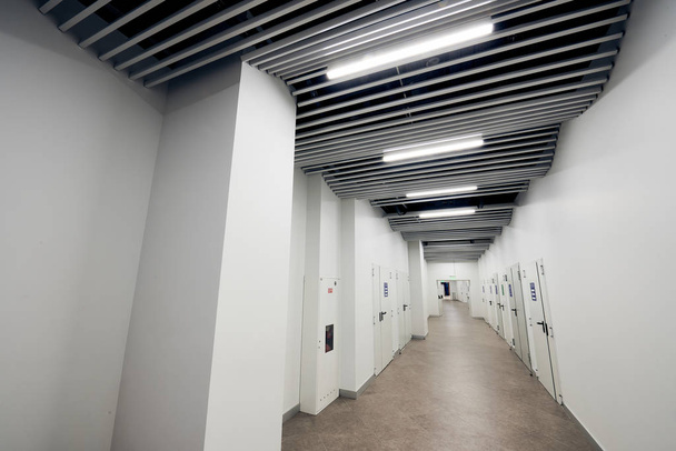 建物内の白い技術回廊 - 写真・画像