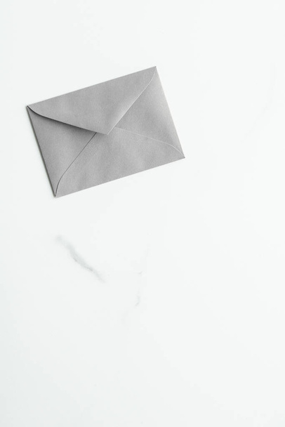 Mermer yatık arka planda boş kağıt zarflar, tatil posta - Fotoğraf, Görsel