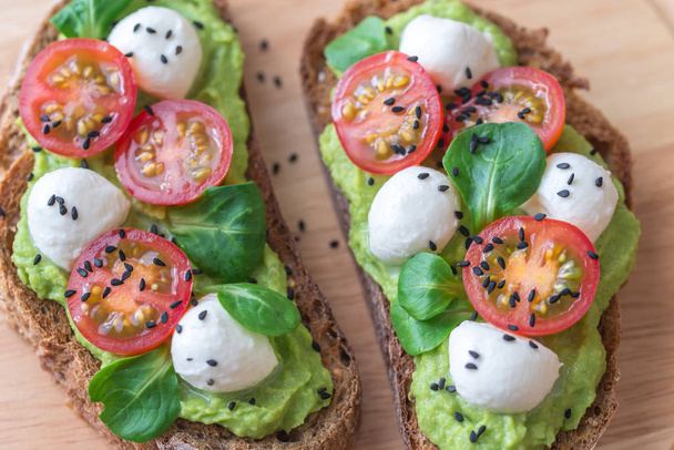 Sandwiches with avocado paste, cherry tomatoes and mozzarella - Foto, immagini