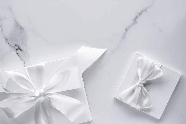 Cadeaux de mariage de luxe avec arc en soie et rubans sur fond de marbre
 - Photo, image