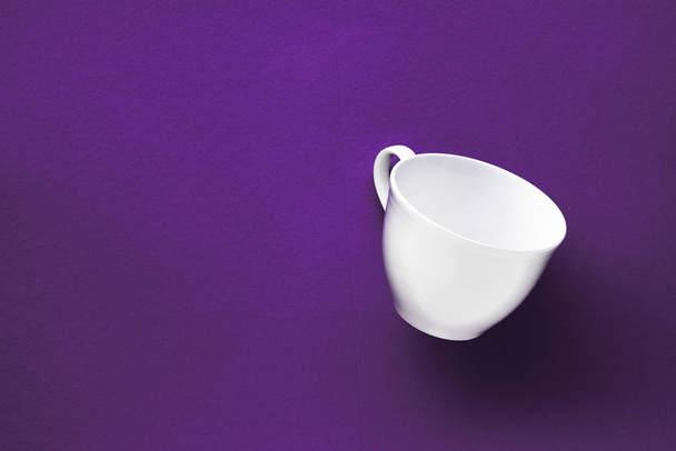 Ensemble de vaisselle en vaisselle blanche, tasse vide sur backgr flatlay violet
 - Photo, image