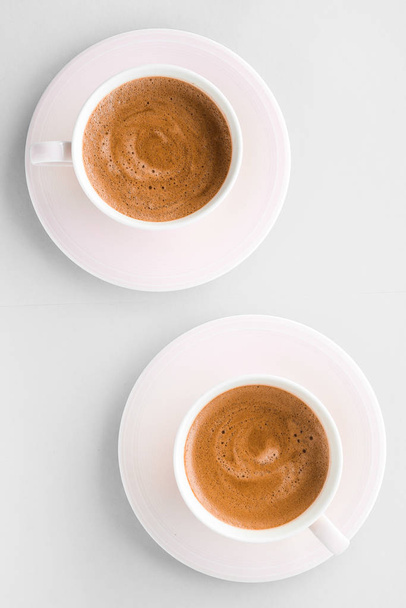Copa de café francés caliente como bebida de desayuno, tazas flatlay en whi
 - Foto, Imagen