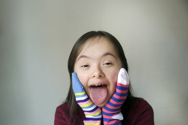 mooi meisje glimlachen met verschillende sokken - Foto, afbeelding