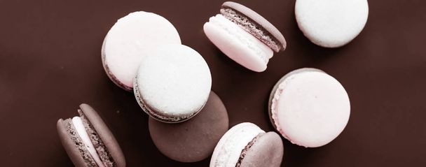 Macarons français sur fond chocolat au lait, caf chic parisien
 - Photo, image