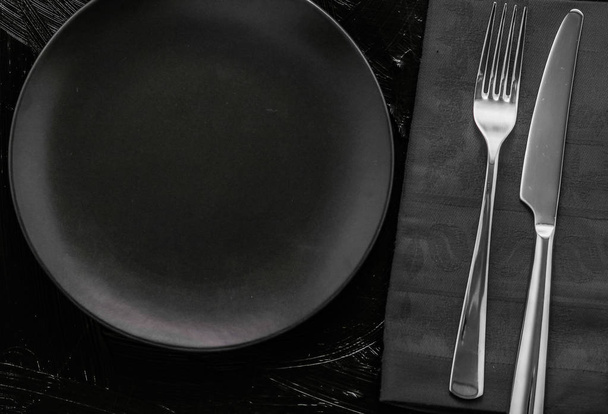 Pusta zastawa stołowa z czarną serwetką, rekwizyty do stylizacji żywności, d - Zdjęcie, obraz