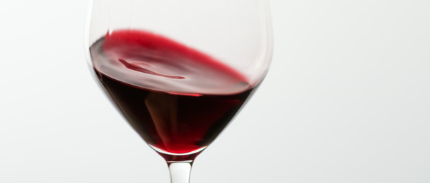 赤ワインのグラス、贅沢な休日の試飲イベントでドリンクを注ぐ - 写真・画像