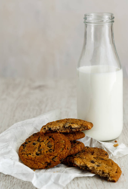 Oatmeal Raisin CookiesOatmeal cookies with raisins and a bottle of milk - Foto, Imagem