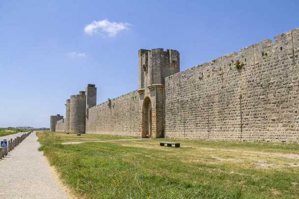 city wall of a commune named Aigues-Mortes in France - Foto, imagen
