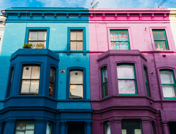 Colorful houses in the district of Notting Hill near Portobello Road, London - Foto, Imagen