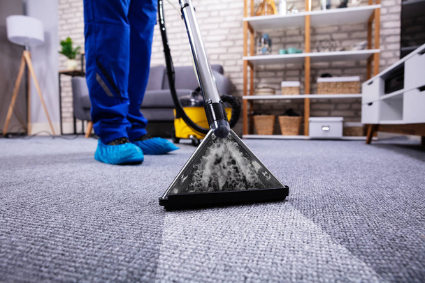 Human Cleaning Carpet In The Living Room Using Vacuum Cleaner At Home - Foto, Imagem