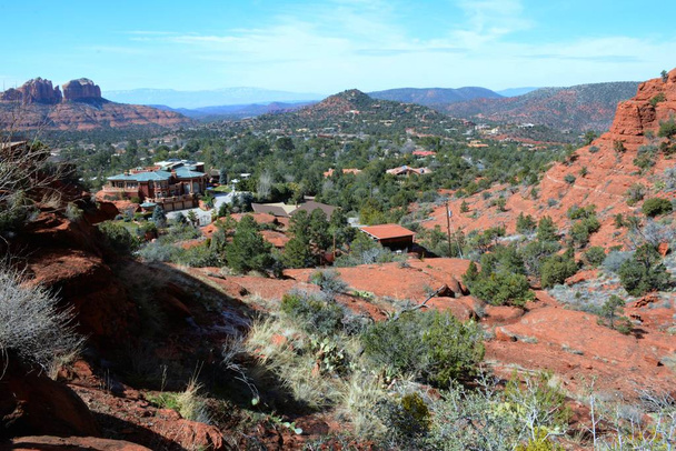 Värikäs panoraamanäkymät ainutlaatuinen maaseutu luonnonkaunis maaseutu Sedona, Pohjois-Arizona
. - Valokuva, kuva