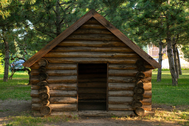 Dřevěný dům. Dětská hra dřevěný dům. Model malého dřevěného venkovského domku - Fotografie, Obrázek