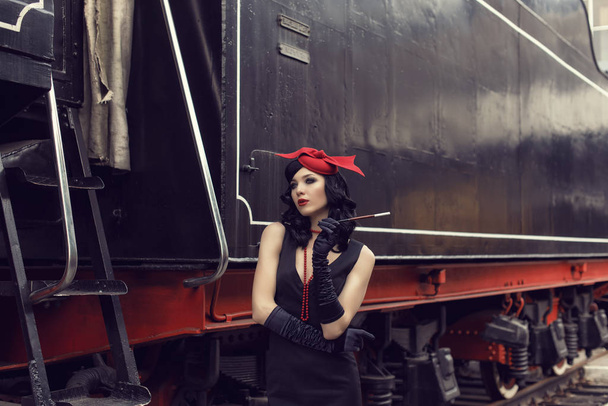 Młoda dziewczyna na dworcu kolejowym - Zdjęcie, obraz