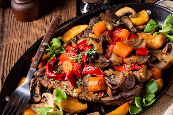 tender beef topped with various vegetables - Foto, immagini
