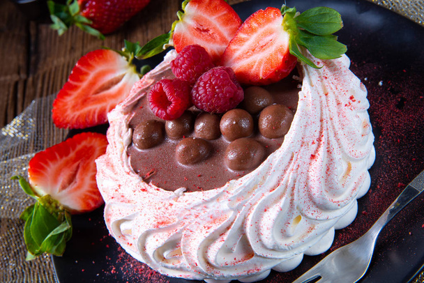 pavlova leve com frutas frescas e chocolate - Foto, Imagem