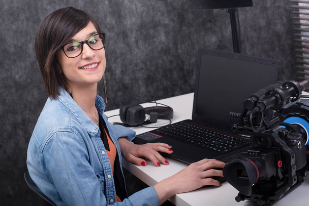 pretty young woman video editor working in studio - Foto, Imagen
