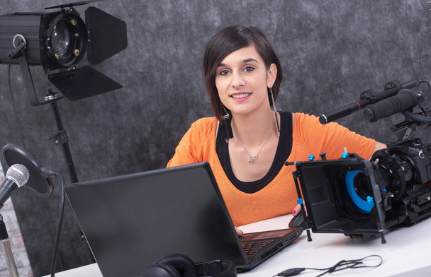 pretty young woman video editor working in studio - Foto, afbeelding