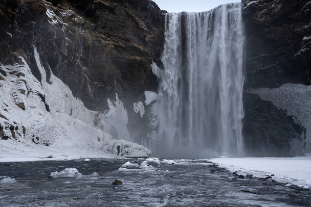 Schöner Skogafoss an einem kalten Wintertag, Island, Europa - Foto, Bild