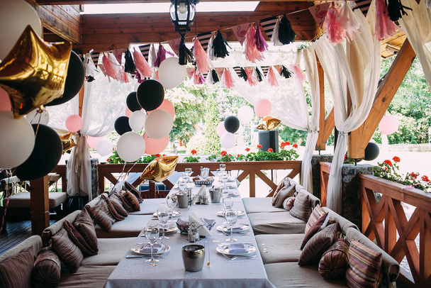 Decorado con globos y cintas terraza de cumpleaños. Decoración rosa y negra. Fiesta de cumpleaños
 - Foto, Imagen