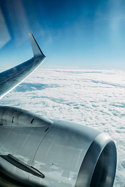 Ala de um avião contra um fundo de nuvens densas
 - Foto, Imagem