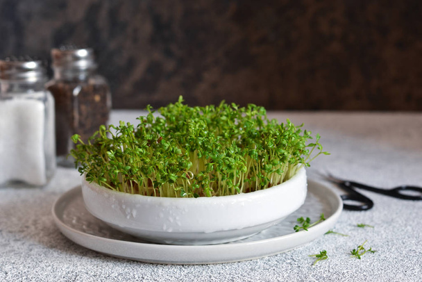 Watercress in a plate on the kitchen table. - Foto, Bild