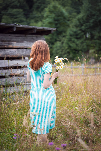 girl with a bouquet of daisies  - Foto, Bild