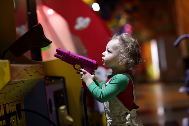 Child aiming a gun - Φωτογραφία, εικόνα