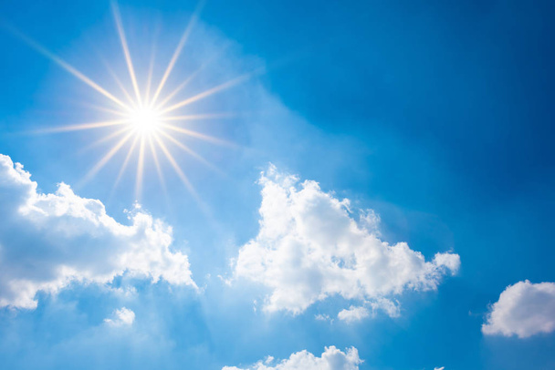 Καλοκαιρινό φόντο, υπέροχο γαλάζιο ουρανό με λαμπερό ήλιο - Φωτογραφία, εικόνα