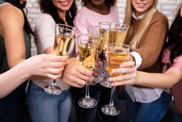 Close-up van vrouwen vieren een vrijgezellenfeest en Clinking Champagne glazen - Foto, afbeelding