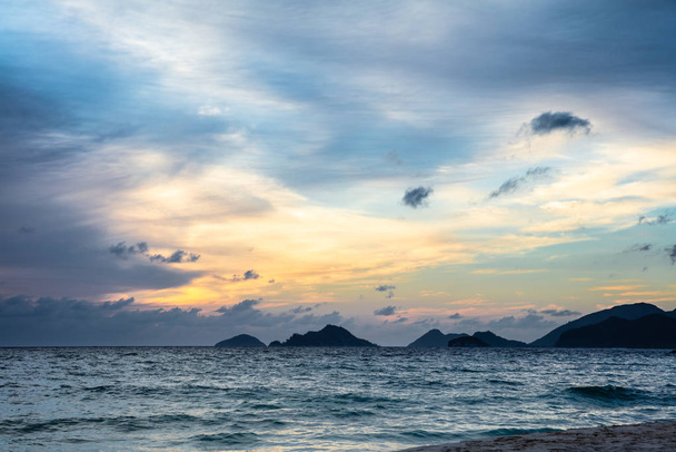 夕方の青い海の上の美しいドラマチックな空の風光明媚な眺め - 写真・画像