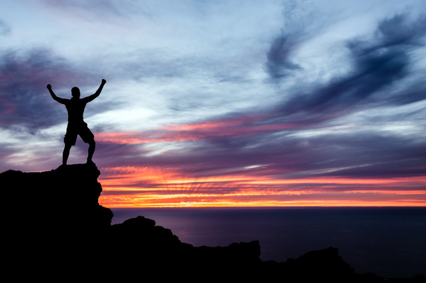 człowiek turystyka sylwetka w górach, ocean i zachód słońca - Zdjęcie, obraz