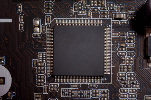 Cerrar microchip en blanco en la placa de circuito electrónico - Foto, Imagen
