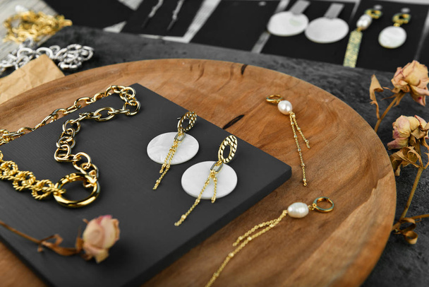 Gold jewelry on a wooden background. Jewelry for all lovers. chains on a wooden background. View from above. - Foto, Bild
