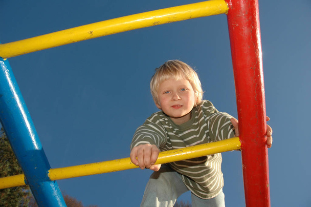 boy on the climbing frame - Foto, afbeelding