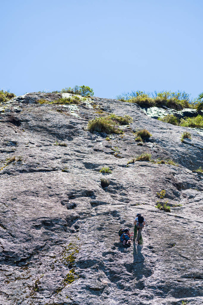 Uruguay Ulusal Parkı 'nın dağlarında halat tırmanışçılarıyla zorlu bir spor. - Fotoğraf, Görsel