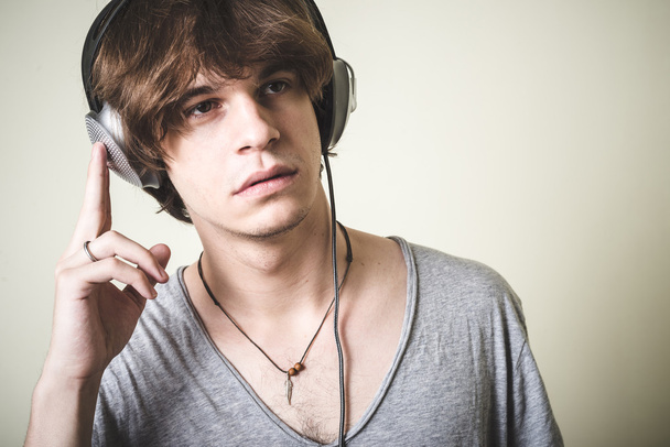 stylish young blonde hipster man listening to music - Fotografie, Obrázek
